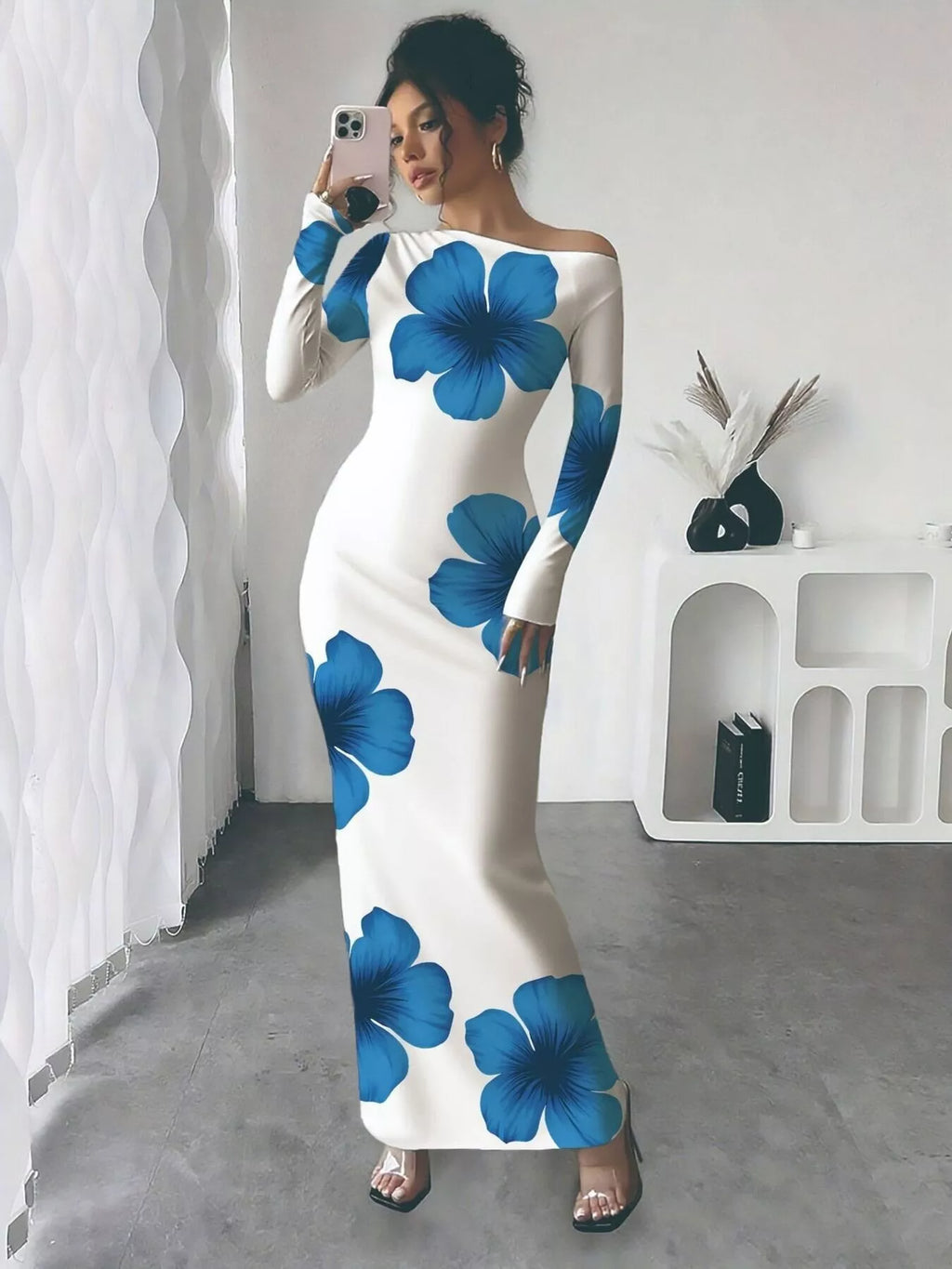 Robe maxi imprimé floral épaule asymétrique BLACK-COAT - vue de face montrant la découpe asymétrique audacieuse, l'imprimé floral romantique, les détails froncés sophistiqués et la longueur maxi élégante parfaite pour occasions spéciales
