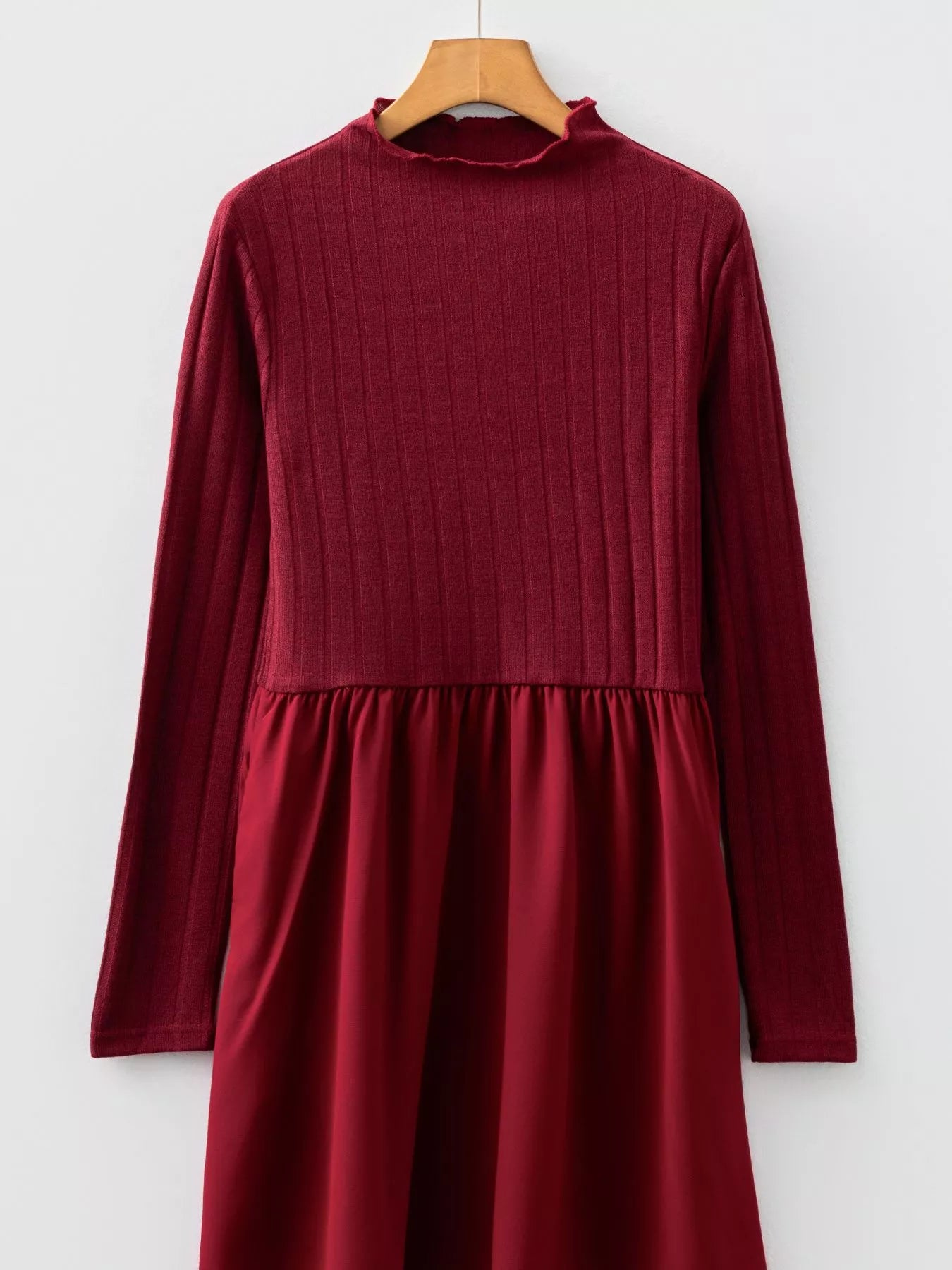 Robe mini maille côtelée col volant - détail de la maille côtelée texturée et de l'élasticité confortable - BLACK-COAT
