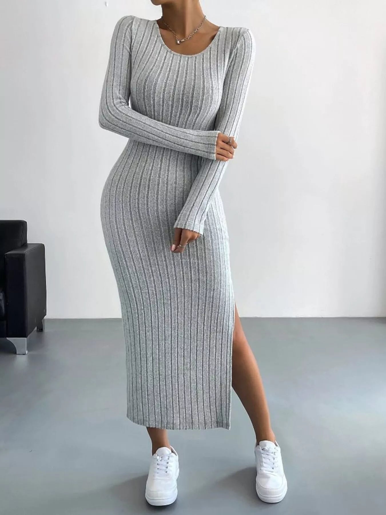 Robe midi tricot côtelé bodycon - détail de la coupe ajustée célébrant les courbes naturelles avec confiance et sophistication moderne - BLACK-COAT