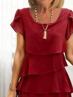  Vue trois-quarts : Robe grande taille à volants étagés rouge bordeaux avec manches pétales - vue trois-quarts montrant l'ensemble de la silhouette romantique élégante, l'effet visuel captivant des volants superposés, et le style sophistiqué parfait pour événements spéciaux et célébrations festives - BLACK-COAT