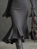 Robe midi tricot côtelé manches longues - gros plan sur la texture côtelée luxueuse qui sculpte et flatte la silhouette de façon sophistiquée - BLACK-COAT