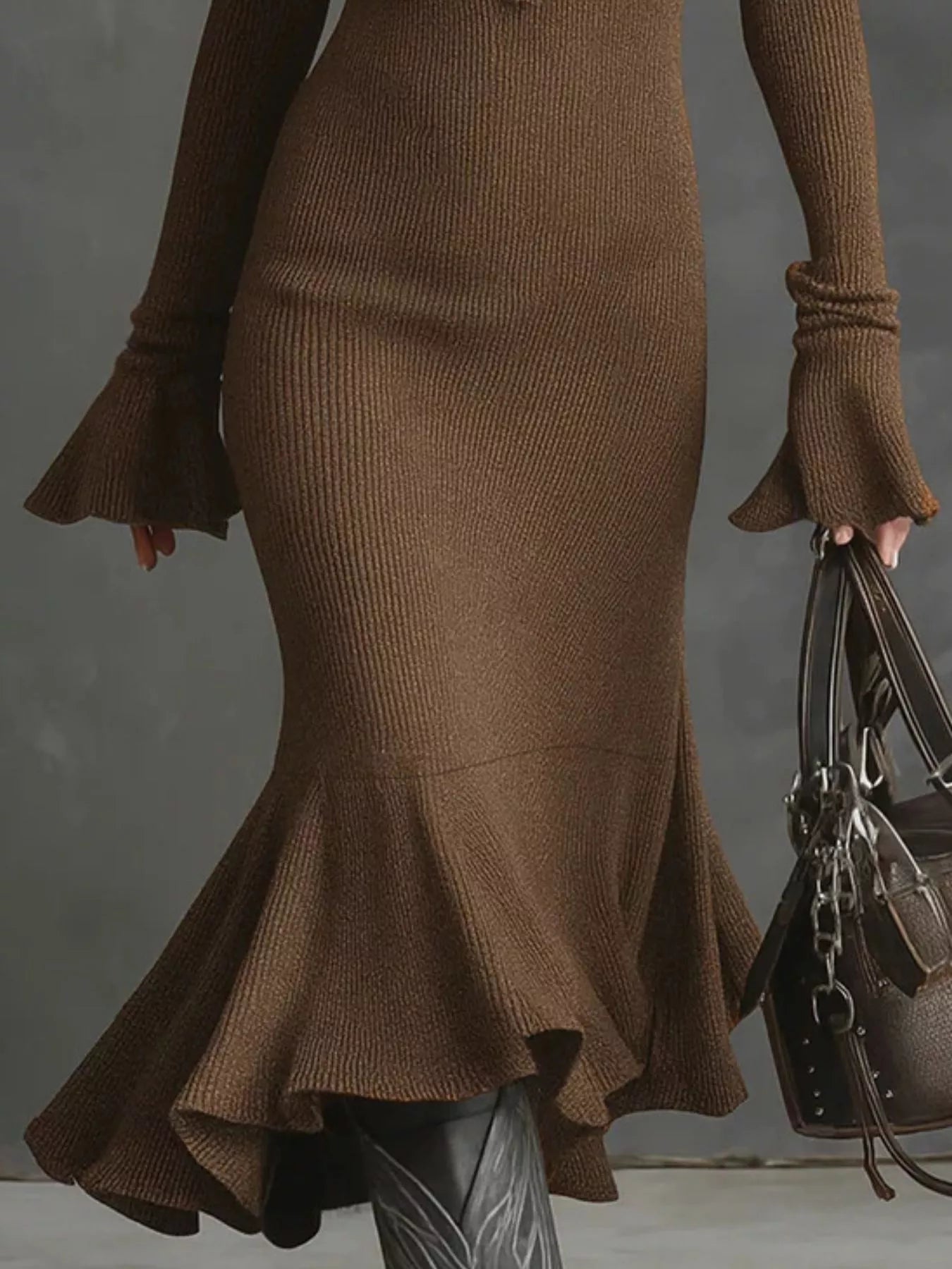 Robe midi tricot côtelé manches longues - gros plan sur la texture côtelée luxueuse qui sculpte et flatte la silhouette de façon sophistiquée - BLACK-COAT