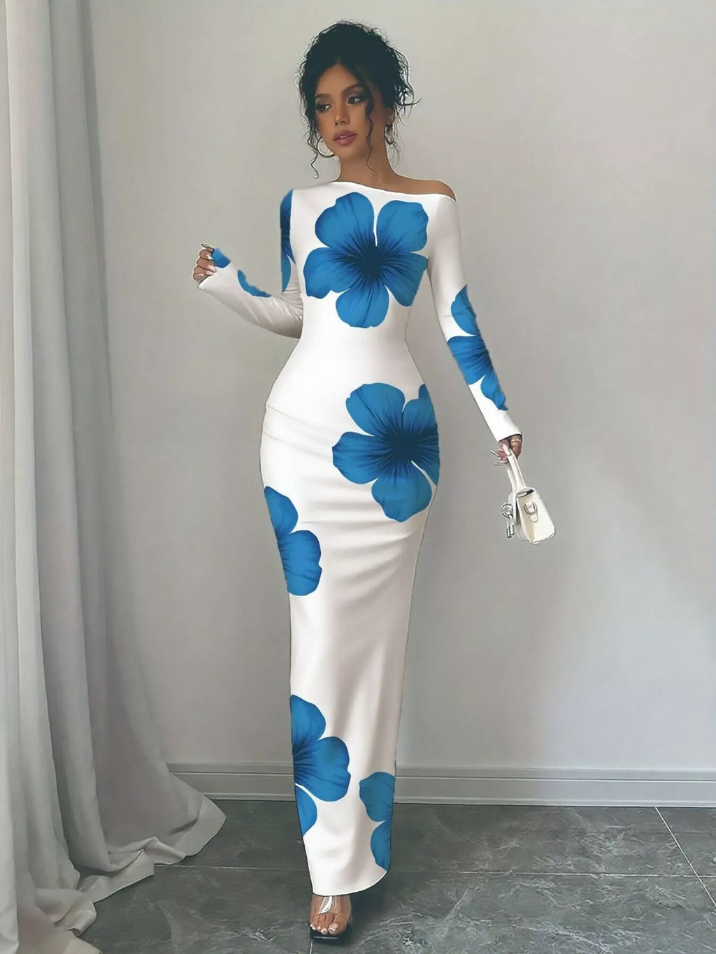 Robe maxi florale asymétrique BLACK-COAT - vue de profil révélant la coupe fluide, le tombé gracieux du tissu, la découpe épaule moderne et l'élégance bohème idéale pour mariages et soirées d'été
