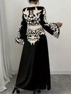 Robe maxi ceinture à nouer imprimée BLACK-COAT - vue arrière dévoilant la coupe impeccable, le tombé élégant du tissu coton, et la sophistication bohème de cette pièce essentielle pour garde-robe estivale féminine
