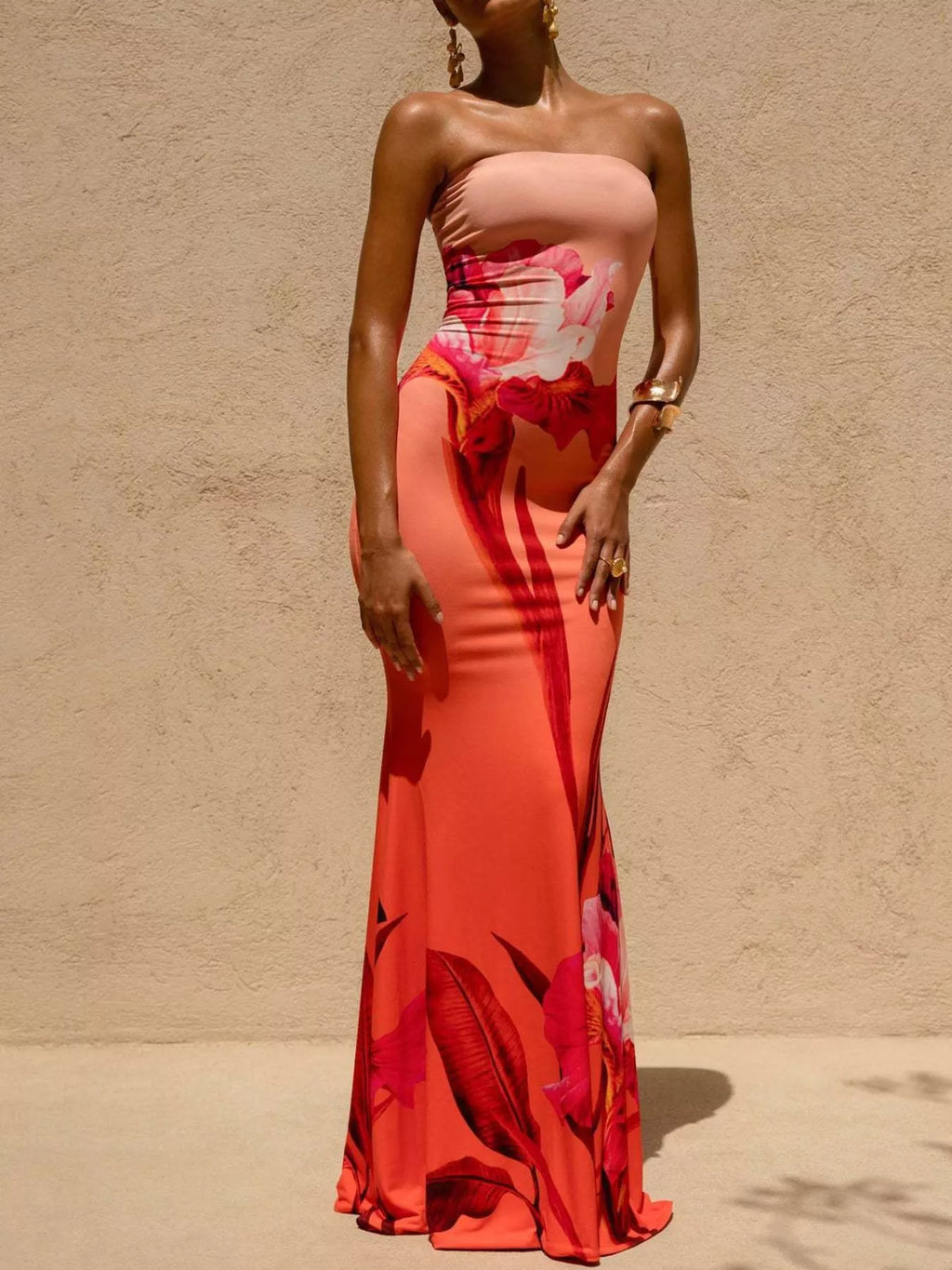 Robe maxi bodycon tube avec fente BLACK-COAT - vue de face montrant la coupe tube audacieuse sans bretelles, la coupe bodycon moulante qui sculpte la silhouette, la fente latérale sensuelle et l'élégance minimaliste parfaite pour soirées glamour
