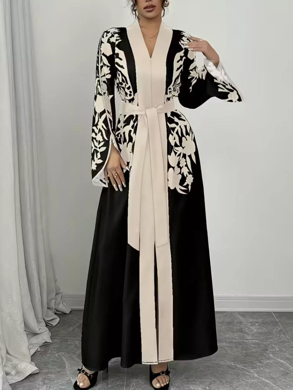 Robe maxi imprimée BLACK-COAT portée en mouvement - vue dynamique illustrant comment la fente latérale crée du mouvement gracieux, la ceinture sculpte la silhouette et l'élégance bohème de cette robe estivale polyvalente
