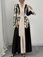 Robe maxi imprimée BLACK-COAT portée en mouvement - vue dynamique illustrant comment la fente latérale crée du mouvement gracieux, la ceinture sculpte la silhouette et l'élégance bohème de cette robe estivale polyvalente
