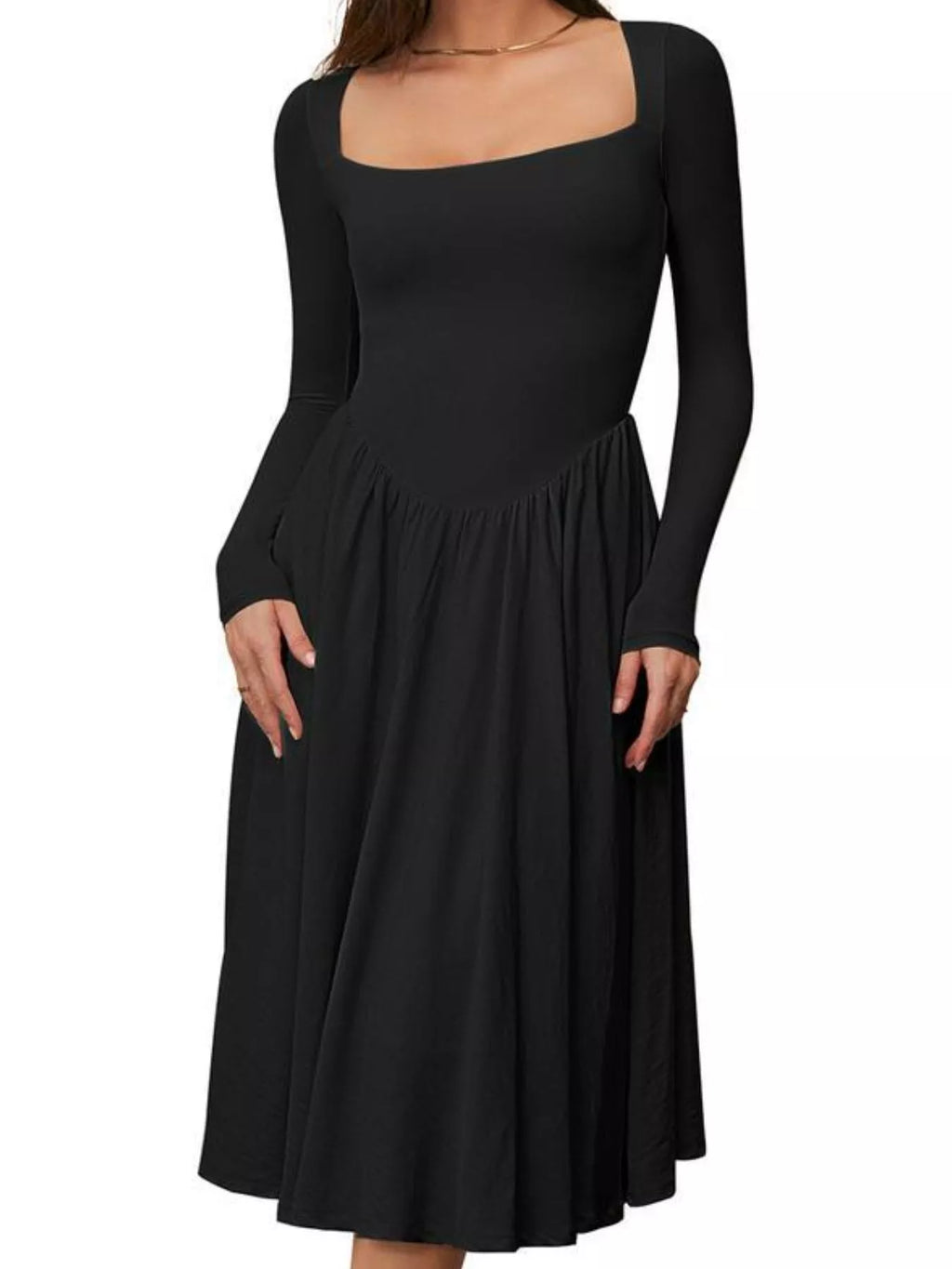 Robe midi col carré manches longues froncée BLACK-COAT - vue de face montrant le col carré flatteur qui met en valeur le décolleté, les détails froncés sophistiqués, les manches longues élégantes et la longueur midi moderne parfaite pour occasions spéciales
