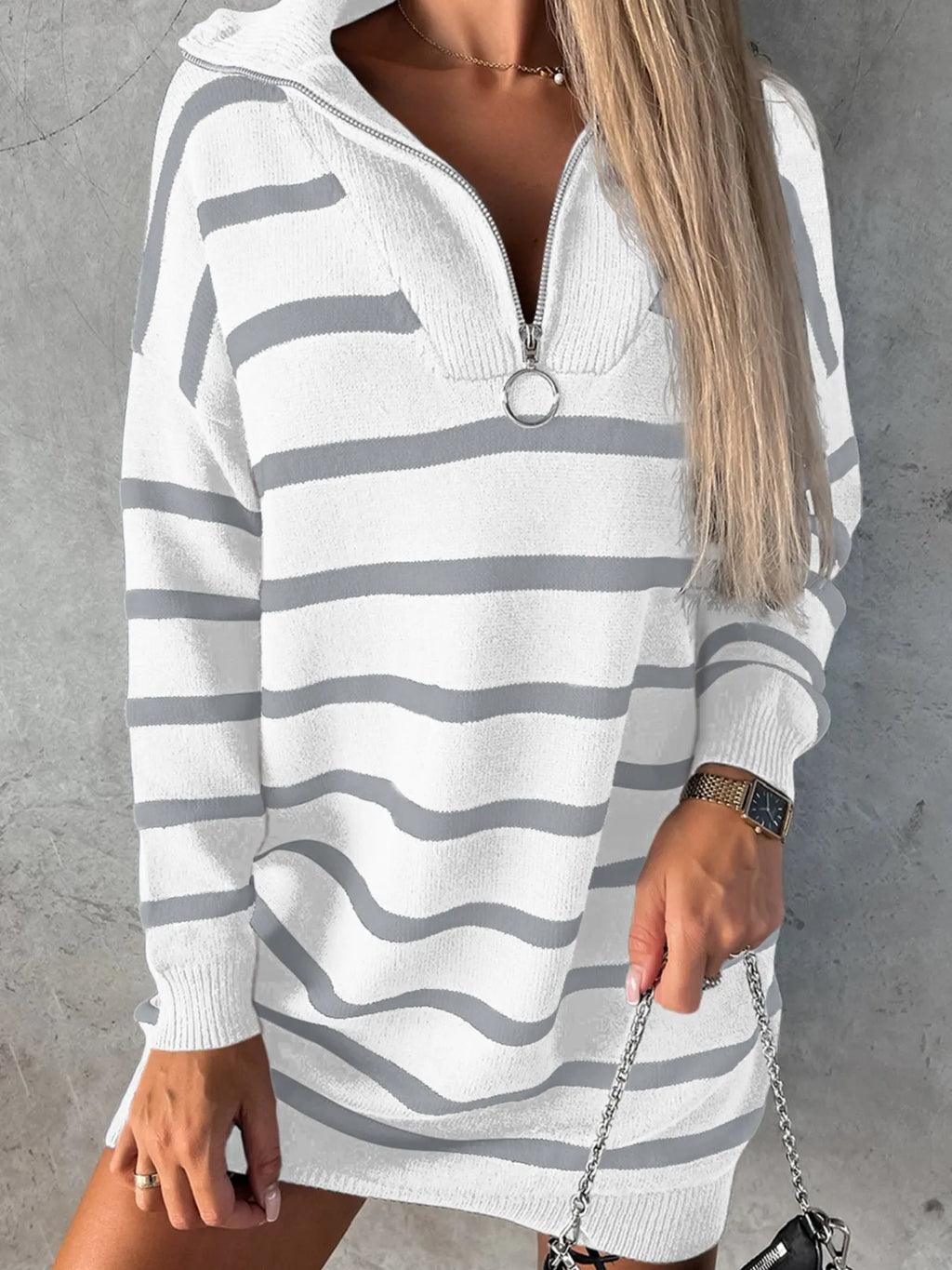 Robe pull mini rayée - vue de profil révélant la ligne décontractée, le motif rayé tendance et le détail du col zippé - BLACK-COAT
