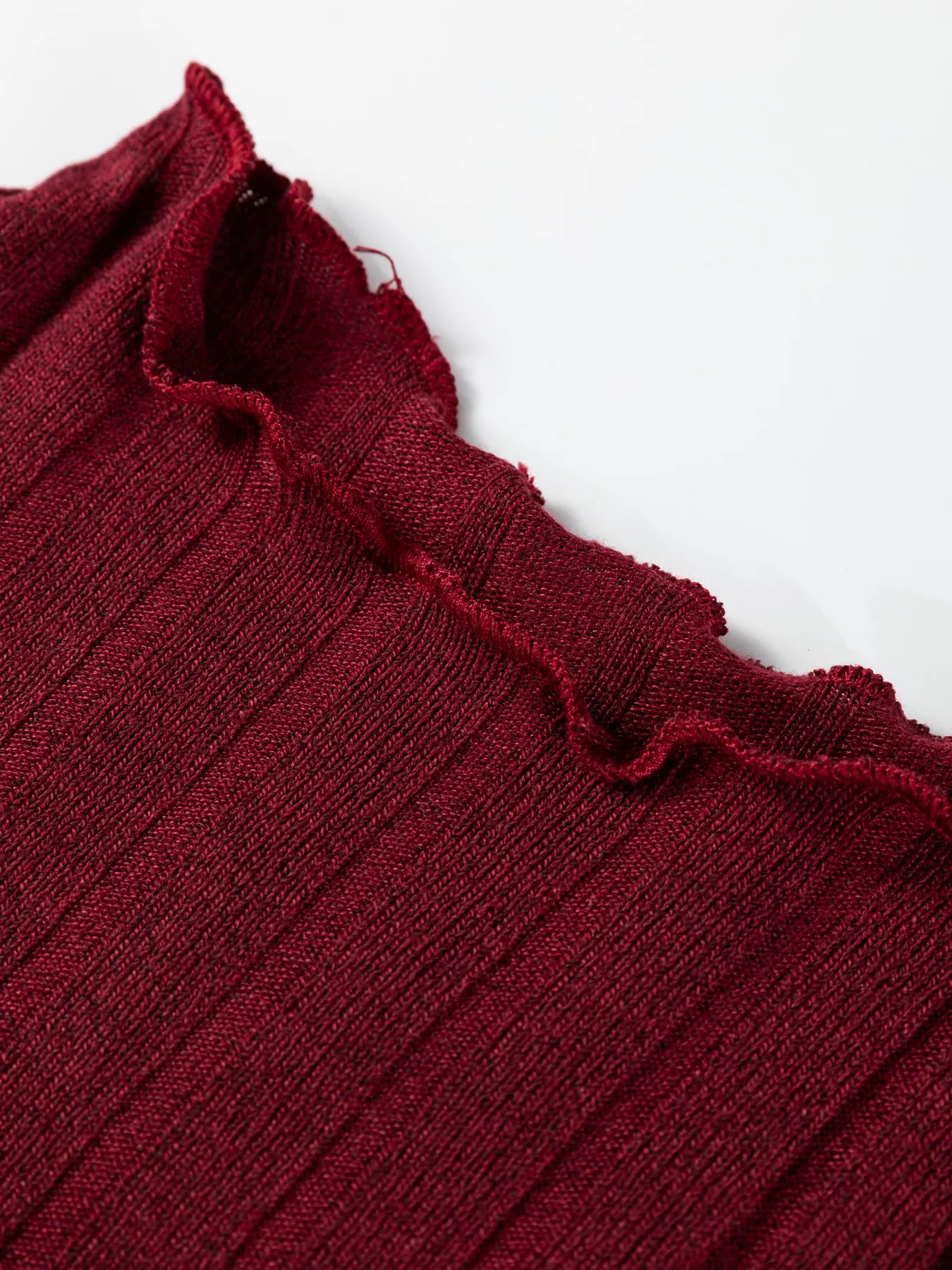 Robe mini maille côtelée col volant - gros plan sur les manches longues et le tombé impeccable - BLACK-COAT
