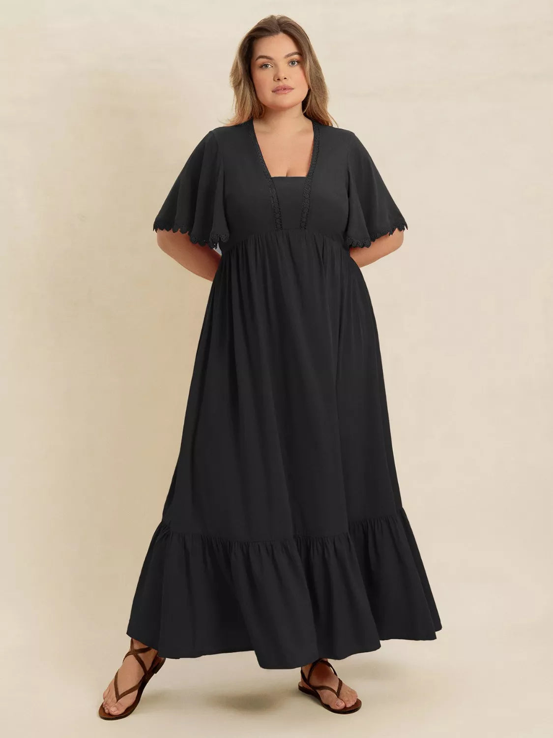  Mannequin grande taille portant la Robe Maxi Boho à Volants Black-Coat noire - vue de face montrant l'encolure carrée et les manches papillon élégantes avec volants étagés