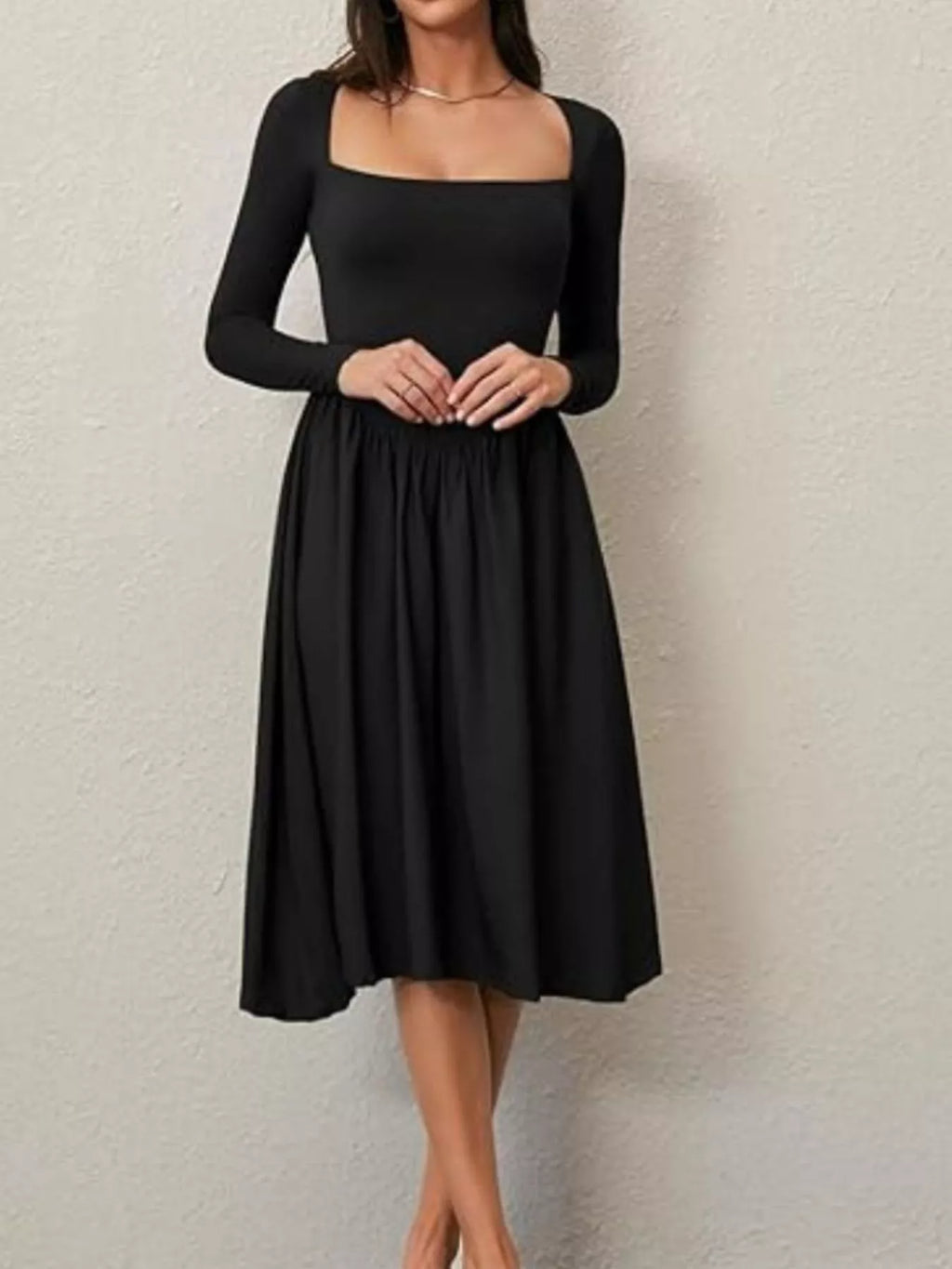 Détail col carré de la robe midi BLACK-COAT - gros plan sur l'encolure carrée flatteuse et les détails froncés, montrant la qualité du tissu coton-élasthanne et la finition sophistiquée de cette pièce romantique élégante
