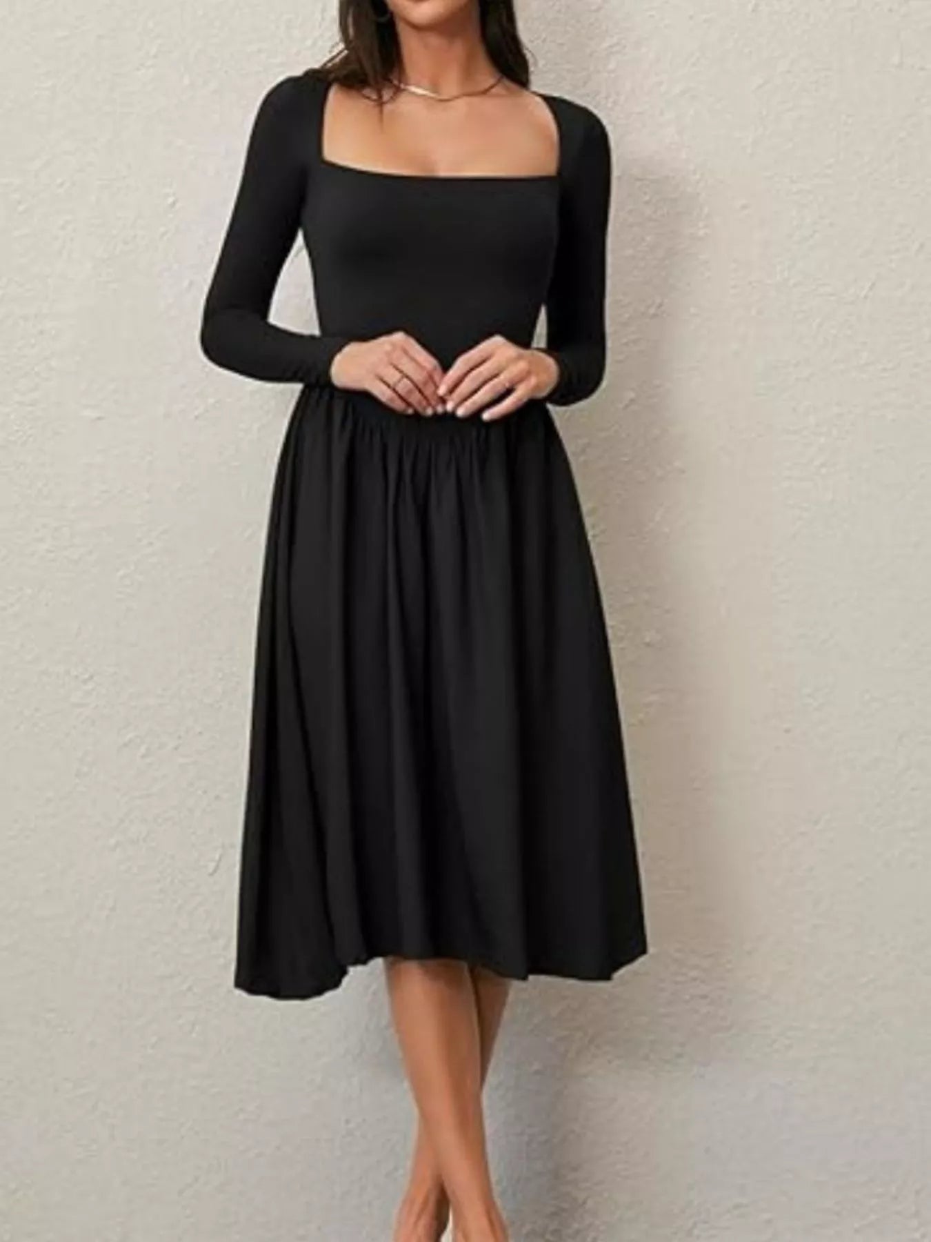 Détail col carré de la robe midi BLACK-COAT - gros plan sur l'encolure carrée flatteuse et les détails froncés, montrant la qualité du tissu coton-élasthanne et la finition sophistiquée de cette pièce romantique élégante
