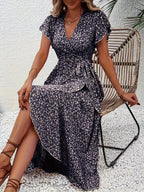 Robe midi enveloppante à motif floral - vue rapprochée du buste montrant l'imprimé floral délicat, le décolleté en V flatteur et les fronces au niveau de la poitrine - BLACK-COAT