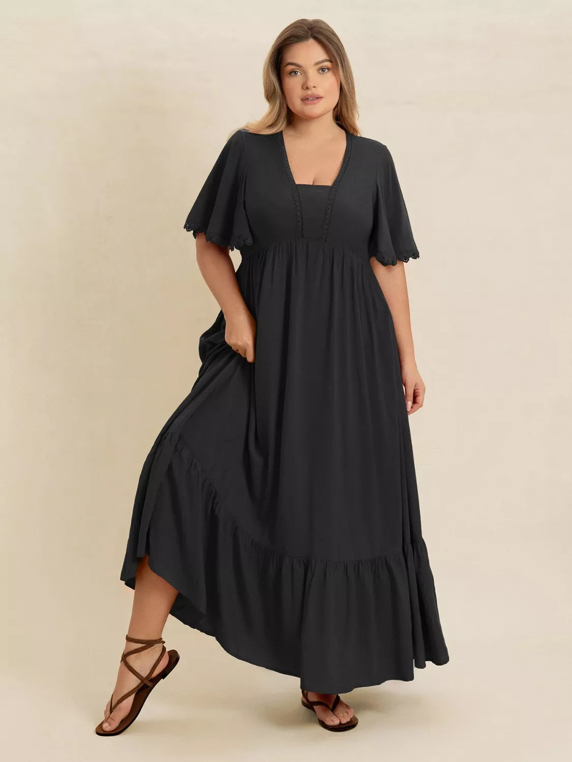  Robe Maxi Boho à Volants Black-Coat noire grande taille - vue de profil dévoilant les manches papillon et la coupe bohème flatteuse