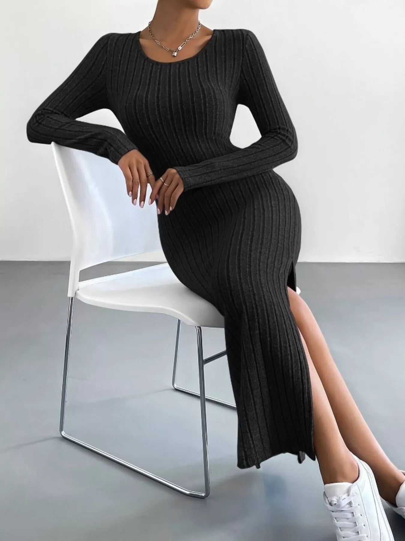 Robe midi bodycon grande taille en tricot côtelé - vue de face montrant la texture côtelée sculptante, la coupe ajustée flatteuse et la silhouette élégante célébrant les courbes - BLACK-COAT