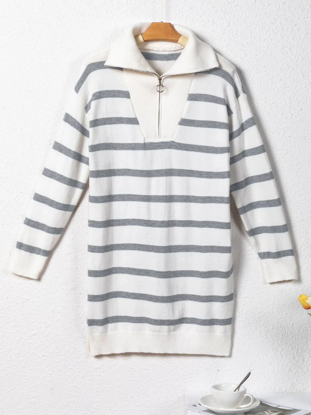 Robe pull rayée col anneau - vue latérale détaillant le motif rayé graphique et la silhouette décontractée-chic - BLACK-COAT
