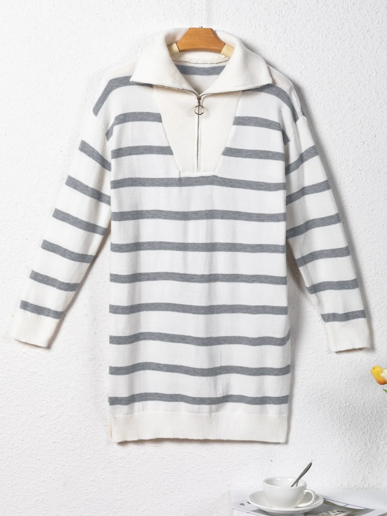 Robe pull rayée col anneau - vue latérale détaillant le motif rayé graphique et la silhouette décontractée-chic - BLACK-COAT
