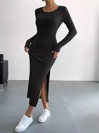 Robe bodycon tricot côtelé grande taille - vue de profil révélant les lignes verticales allongeantes du tricot côtelé et la longueur midi sophistiquée - BLACK-COAT

