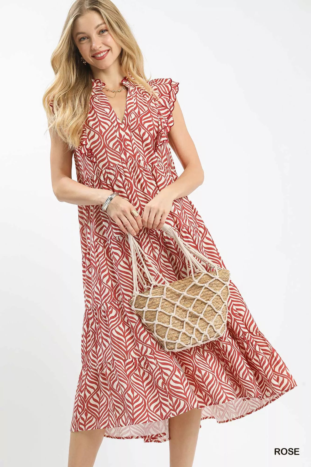 Robe midi étagée avec imprimé feuilles botaniques et volants romantiques, motif feuillage décoratif, volants étagés superposés créant du volume, longueur midi fluide, vue de face montrant l'imprimé feuilles et les volants étagés bohème
