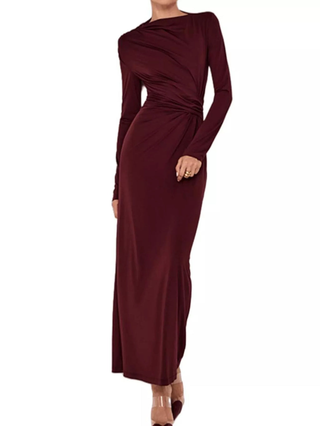 Robe maxi bodycon froncée BLACK-COAT portée en mouvement - vue dynamique illustrant comment la coupe bodycon célèbre les courbes, les détails froncés créent du mouvement gracieux et l'élégance glamour de cette robe pour femme confiante
