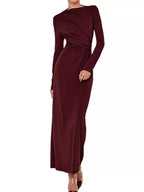 Robe maxi bodycon froncée BLACK-COAT portée en mouvement - vue dynamique illustrant comment la coupe bodycon célèbre les courbes, les détails froncés créent du mouvement gracieux et l'élégance glamour de cette robe pour femme confiante
