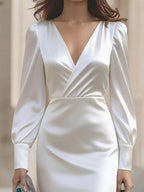 Détail encolure surplice de la robe cache-cœur BLACK-COAT - gros plan sur le décolleté élégant et flatteur, montrant la qualité du tissu fluide et la finition soignée qui met en valeur cette coupe universellement appréciée
