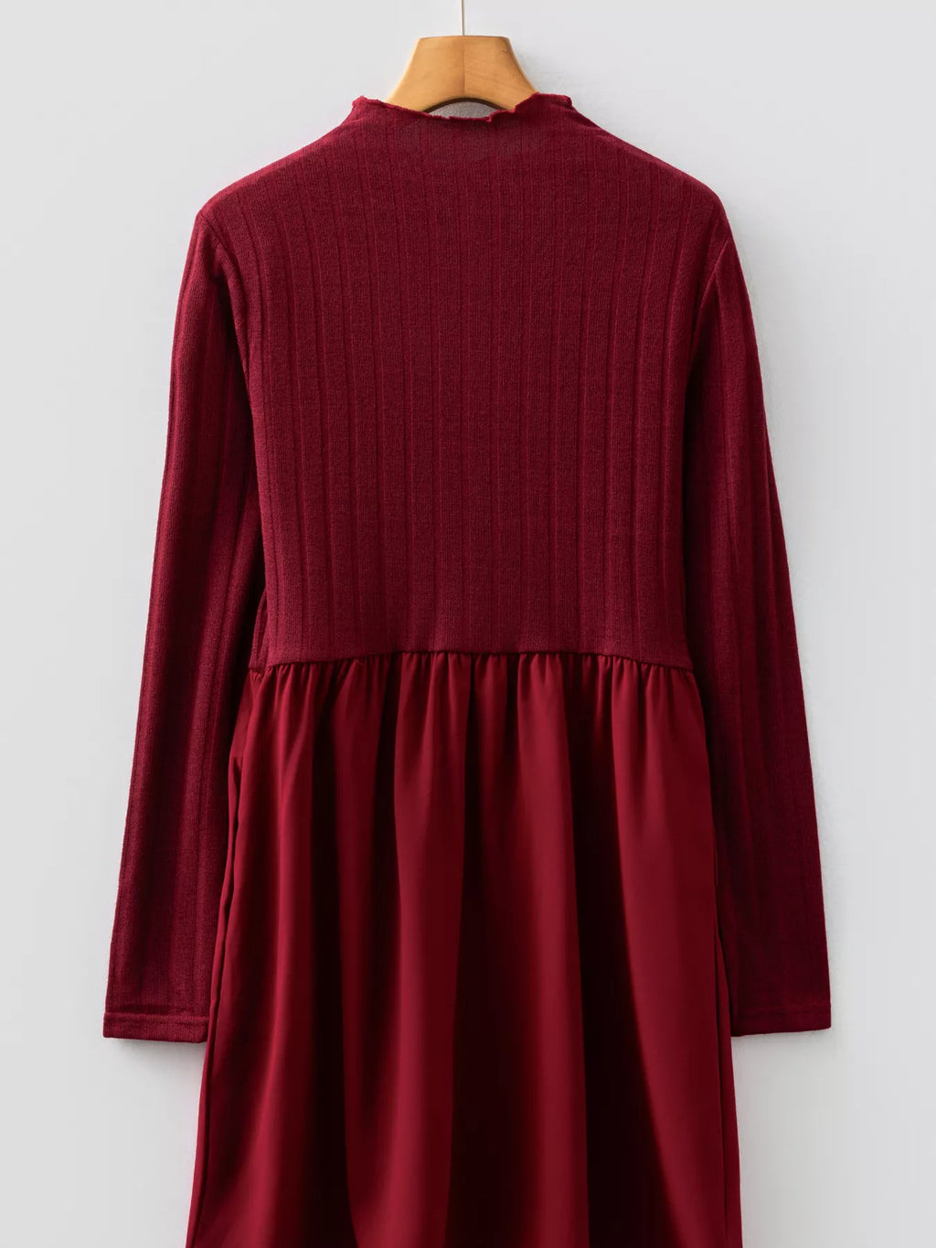 Robe mini maille côtelée col volant - vue complète illustrant la silhouette flatteuse et élégante - BLACK-COAT
