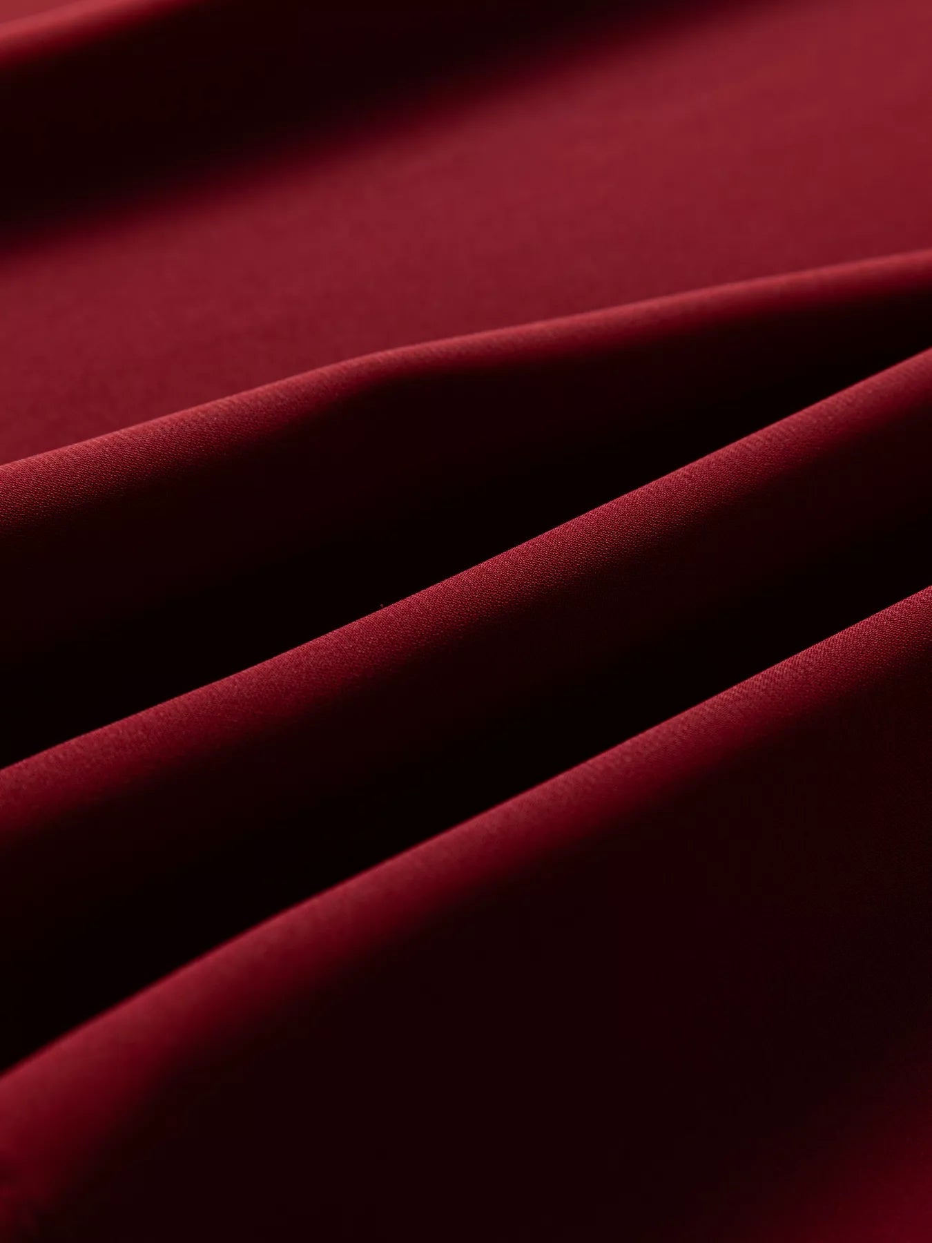 Robe mini maille côtelée col volant - vue d'ensemble montrant la polyvalence de cette pièce statement - BLACK-COAT
