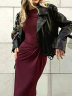 Détail froncé de la robe maxi bodycon BLACK-COAT - gros plan sur les détails froncés stratégiques, montrant la qualité du tissu légèrement extensible et la finition sophistiquée qui sculpte et flatte la silhouette avec élégance
