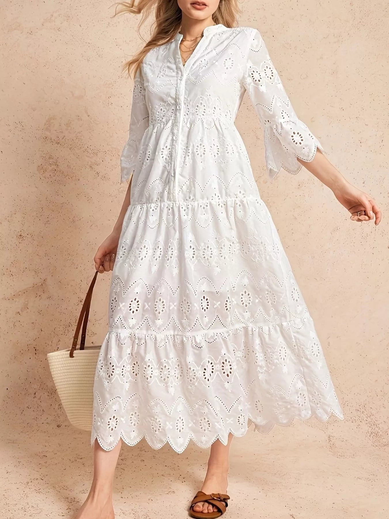 Vue trois-quarts robe midi étagée broderie anglaise avec encolure échancrée, angle montrant le décolleté notched en V, les volants étagés superposés et les détails eyelet, silhouette romantique fluide

