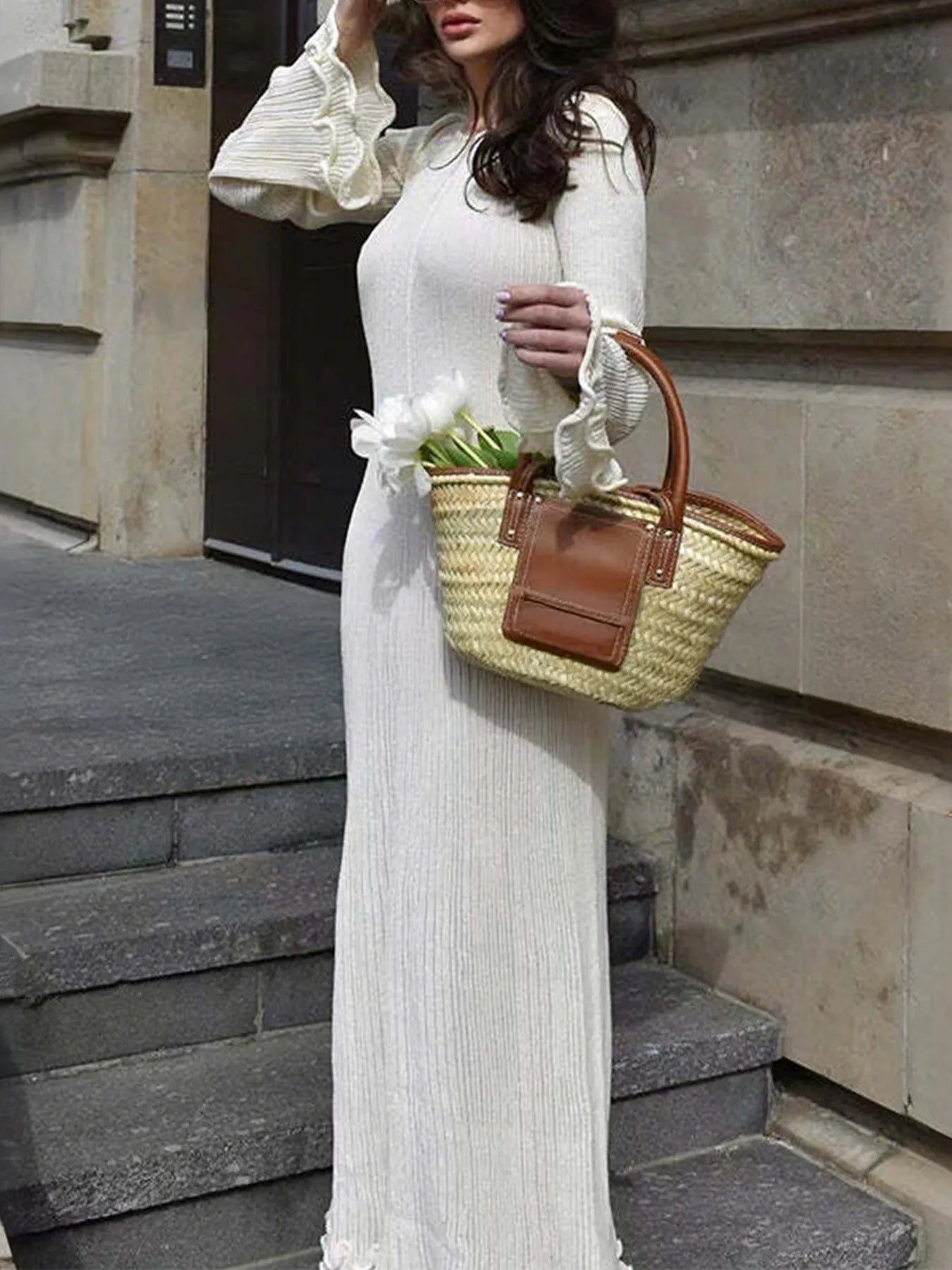 Détail ourlet à volants robe pull - gros plan sur l'ourlet à volants romantique qui apporte une touche ludique et féminine - BLACK-COAT
