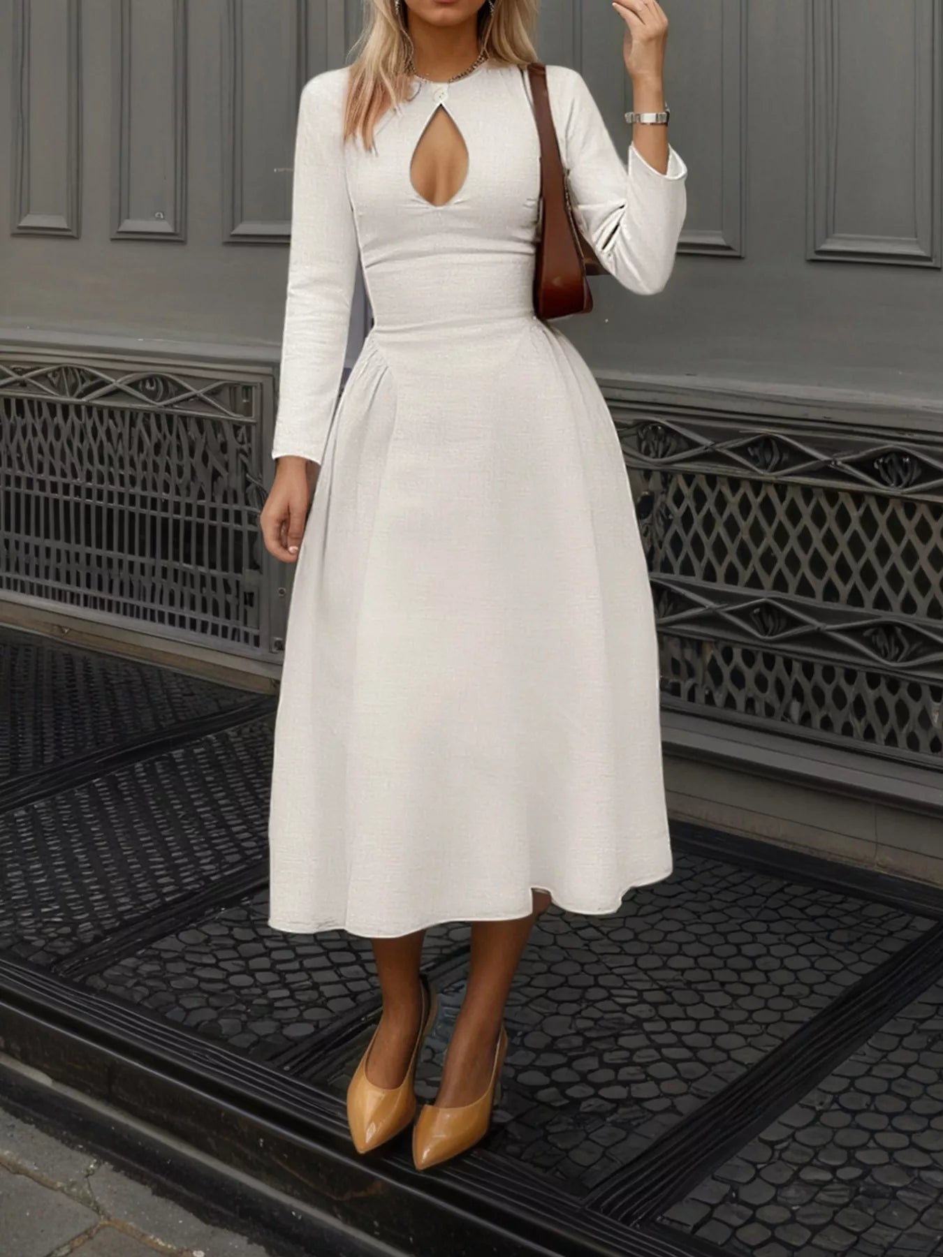 Robe trapèze manches longues découpe devant, élégance moderne vue de face  bas élégance entretien ParfaitVue trois-quarts robe trapèze blanc manches longues, angle montrant la découpe devant, les manches ajustées et la jupe évasée A-line, élégance moderne et sophistiquée
