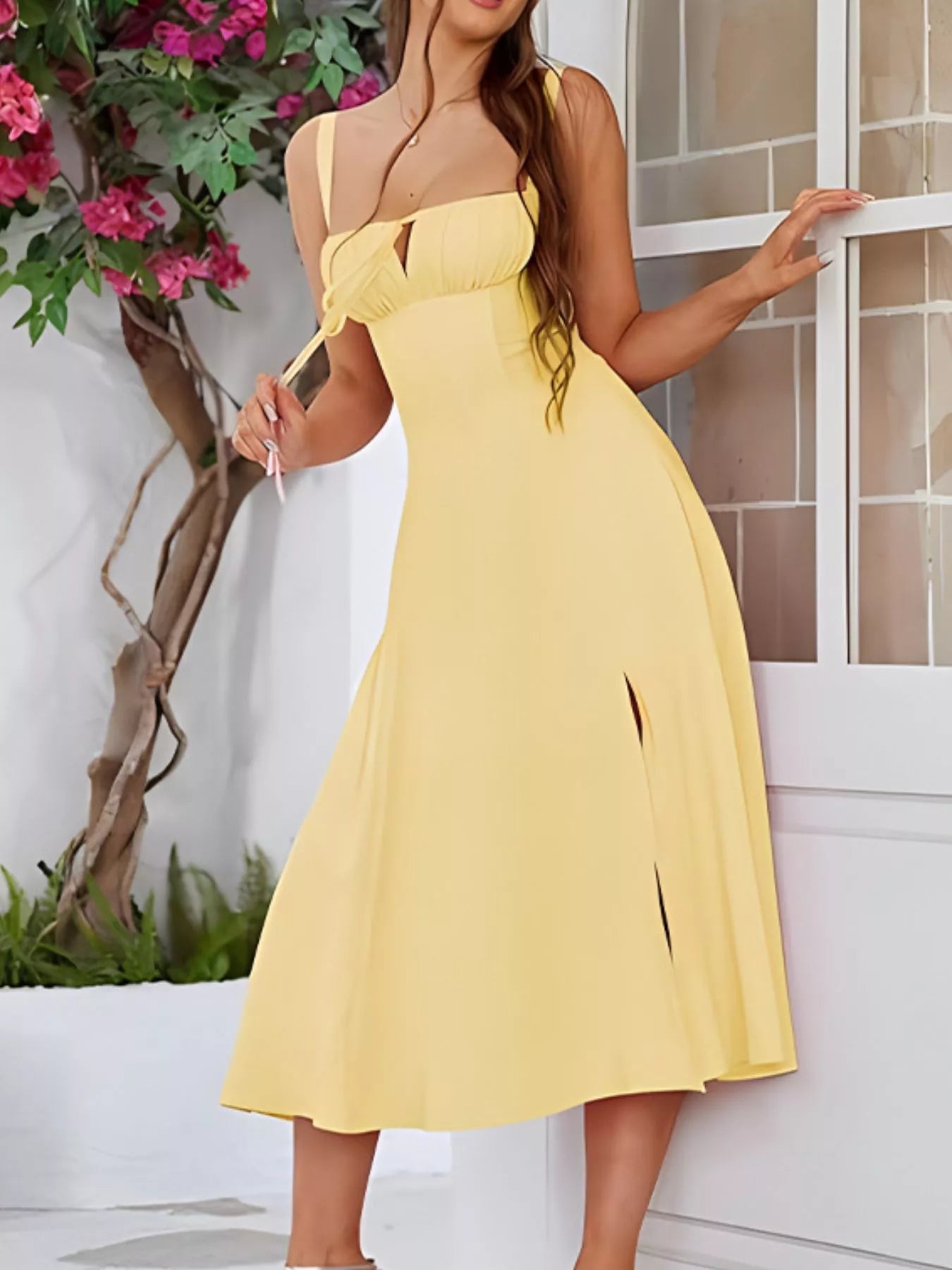 Détail nœud devant de la robe trapèze BLACK-COAT - gros plan sur le nœud romantique charmant, montrant la finition soignée et le point focal féminin de cette robe élégante
