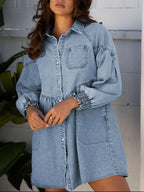 Robe chemise mini en denim avec poignets smockés élastiqués, tissu denim classique, boutonnage devant complet, poignets smockés froncés aux manches, longueur mini, vue de face montrant le denim, les boutons et les poignets smockés casual chic
