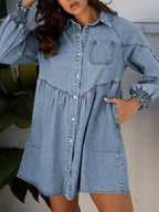 Vue trois-quarts robe chemise denim mini poignets smockés, angle montrant le boutonnage devant, les poignets smockés froncés et le tissu denim, style casual chic
