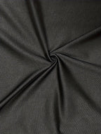 Gros plan détails robe midi, texture tissu luxueuse et fluide, coutures invisibles impeccables, finitions premium, qualité artisanale, design minimaliste et élégant
