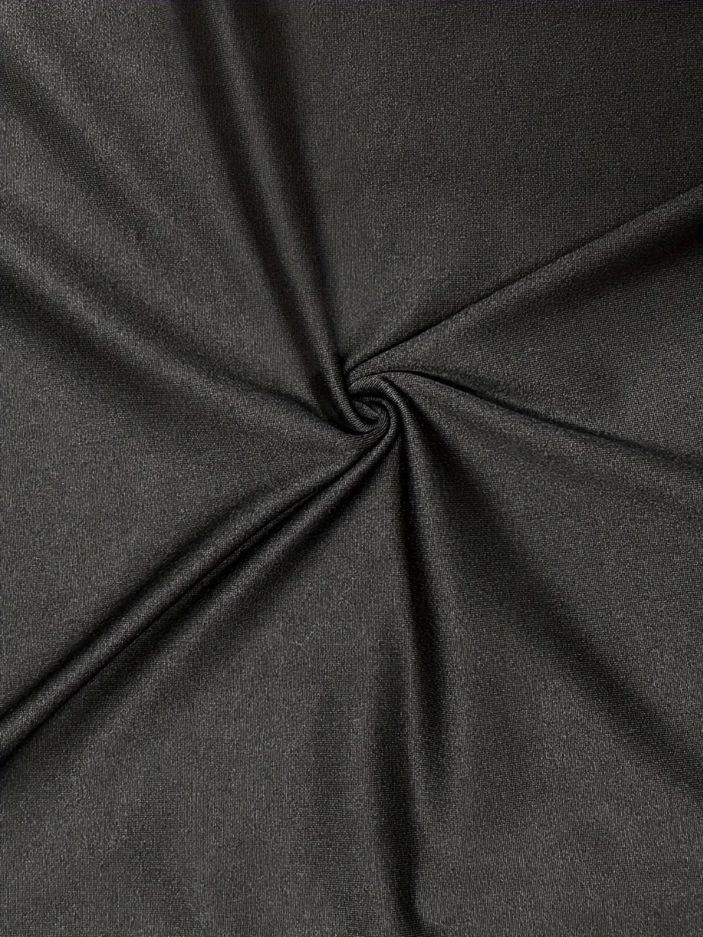 Gros plan détails robe midi, texture tissu luxueuse et fluide, coutures invisibles impeccables, finitions premium, qualité artisanale, design minimaliste et élégant
