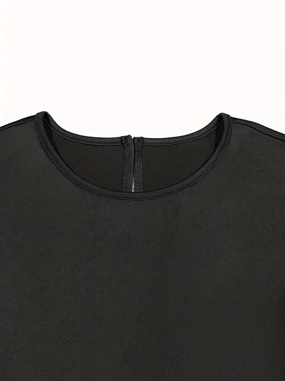 Détail dos robe midi classique, encolure ronde sophistiquée, manches courtes ajustées, tissu fluide de qualité premium, finitions soignées, coupe féminine intemporelle
