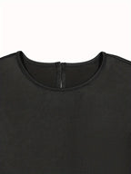 Détail dos robe midi classique, encolure ronde sophistiquée, manches courtes ajustées, tissu fluide de qualité premium, finitions soignées, coupe féminine intemporelle
