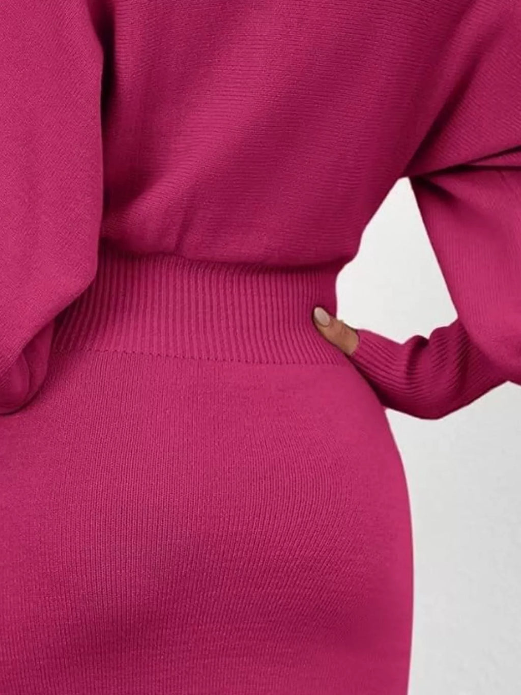 Vue arrière dos robe pull moulante manches lanternes, manches bouffantes visibles de dos, silhouette bodycon ajustée, tricot doux, style élégant et confortable de dos
