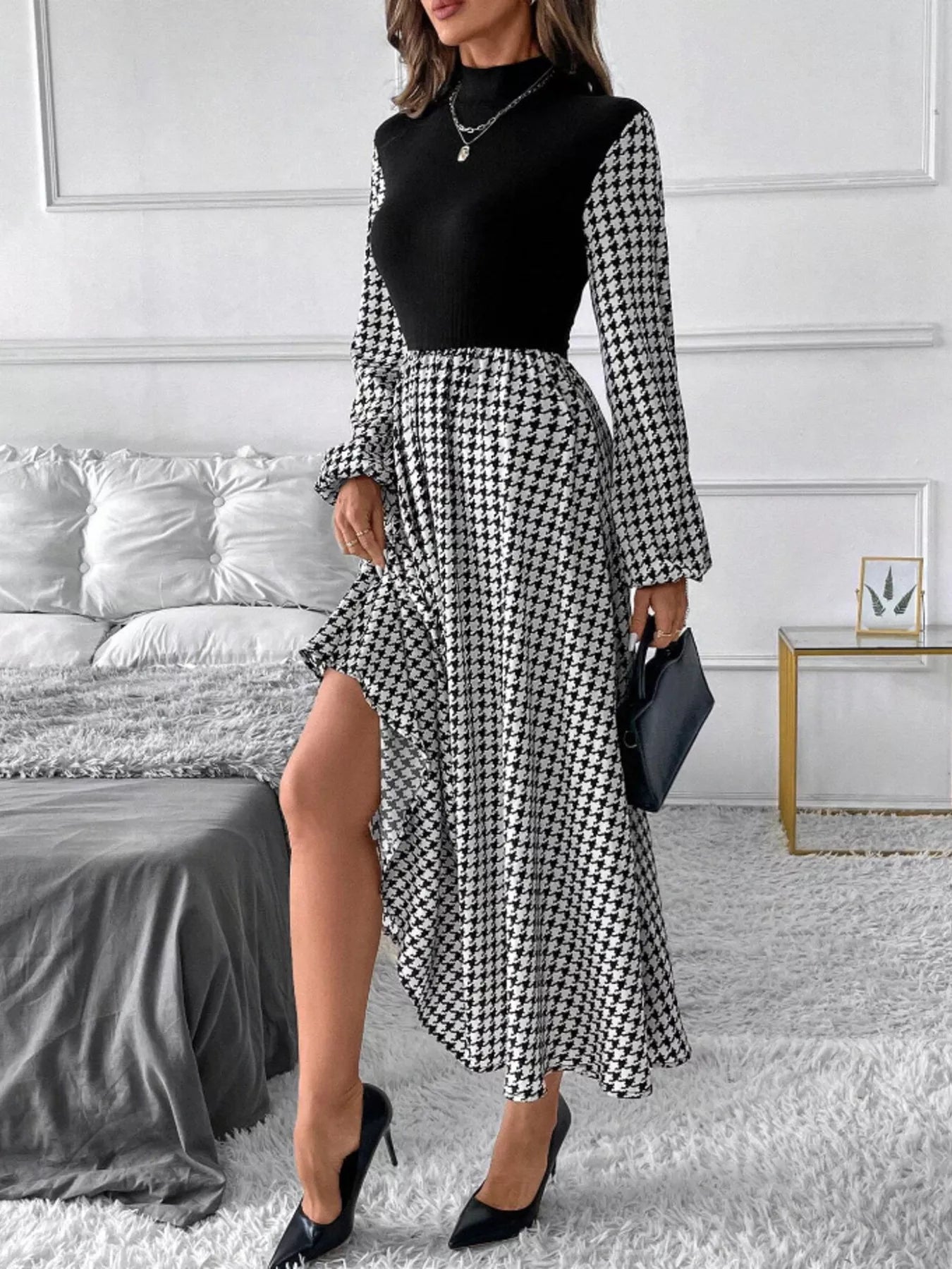 Vue latérale profil robe trapèze pied-de-poule, col montant mock neck visible de côté, motif houndstooth noir et blanc, jupe évasée A-line fluide, silhouette élégante et rétro
