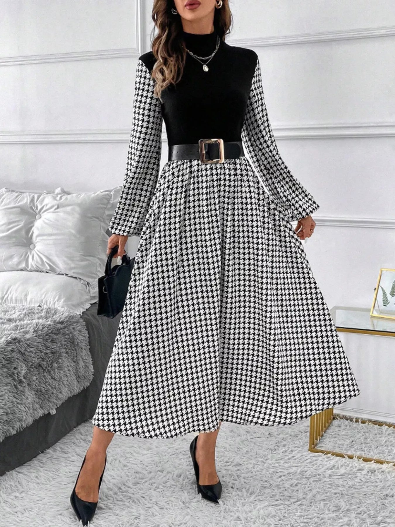 Vue complète face robe trapèze pied-de-poule col montant, ensemble montrant le col mock neck haut, l'imprimé houndstooth noir et blanc, la silhouette A-line midi, style sophistiqué vintage
