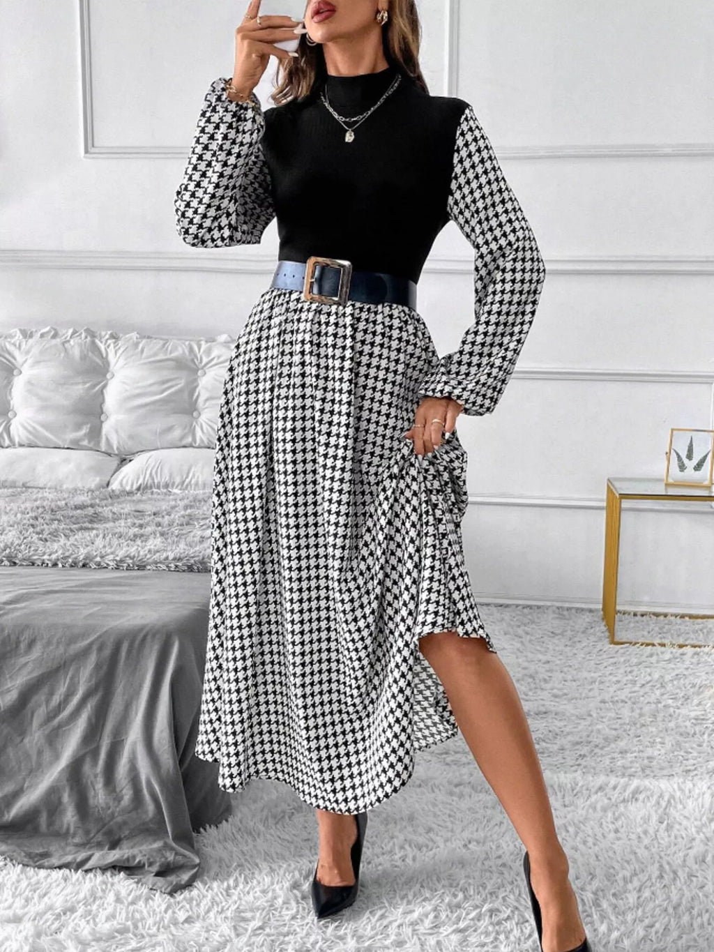 Vue trois-quarts robe trapèze pied-de-poule col montant, angle montrant le col mock neck, le motif houndstooth classique et la jupe évasée A-line, élégance intemporelle
