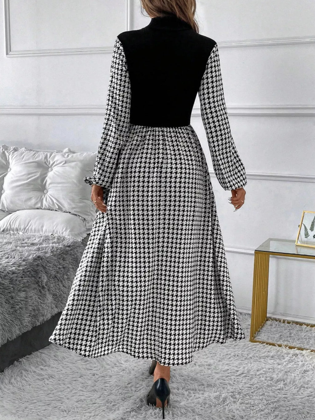 Vue arrière dos robe trapèze motif pied-de-poule, col montant mock neck visible de dos, imprimé houndstooth continu, silhouette A-line évasée, style vintage chic de dos
