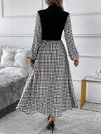Vue arrière dos robe trapèze motif pied-de-poule, col montant mock neck visible de dos, imprimé houndstooth continu, silhouette A-line évasée, style vintage chic de dos
