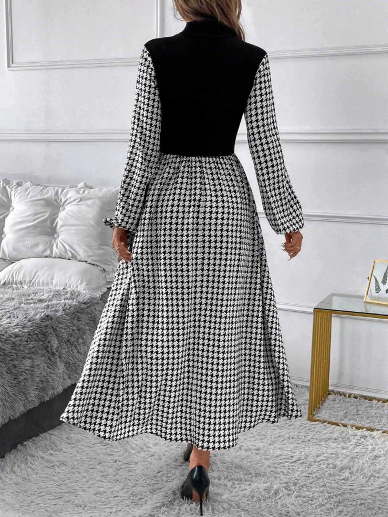 Vue arrière dos robe trapèze motif pied-de-poule, col montant mock neck visible de dos, imprimé houndstooth continu, silhouette A-line évasée, style vintage chic de dos
