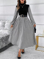 Robe trapèze motif pied-de-poule noir et blanc avec col montant mock neck, imprimé houndstooth classique, col haut ajusté, silhouette A-line évasée, vue de face montrant le motif vintage sophistiqué
