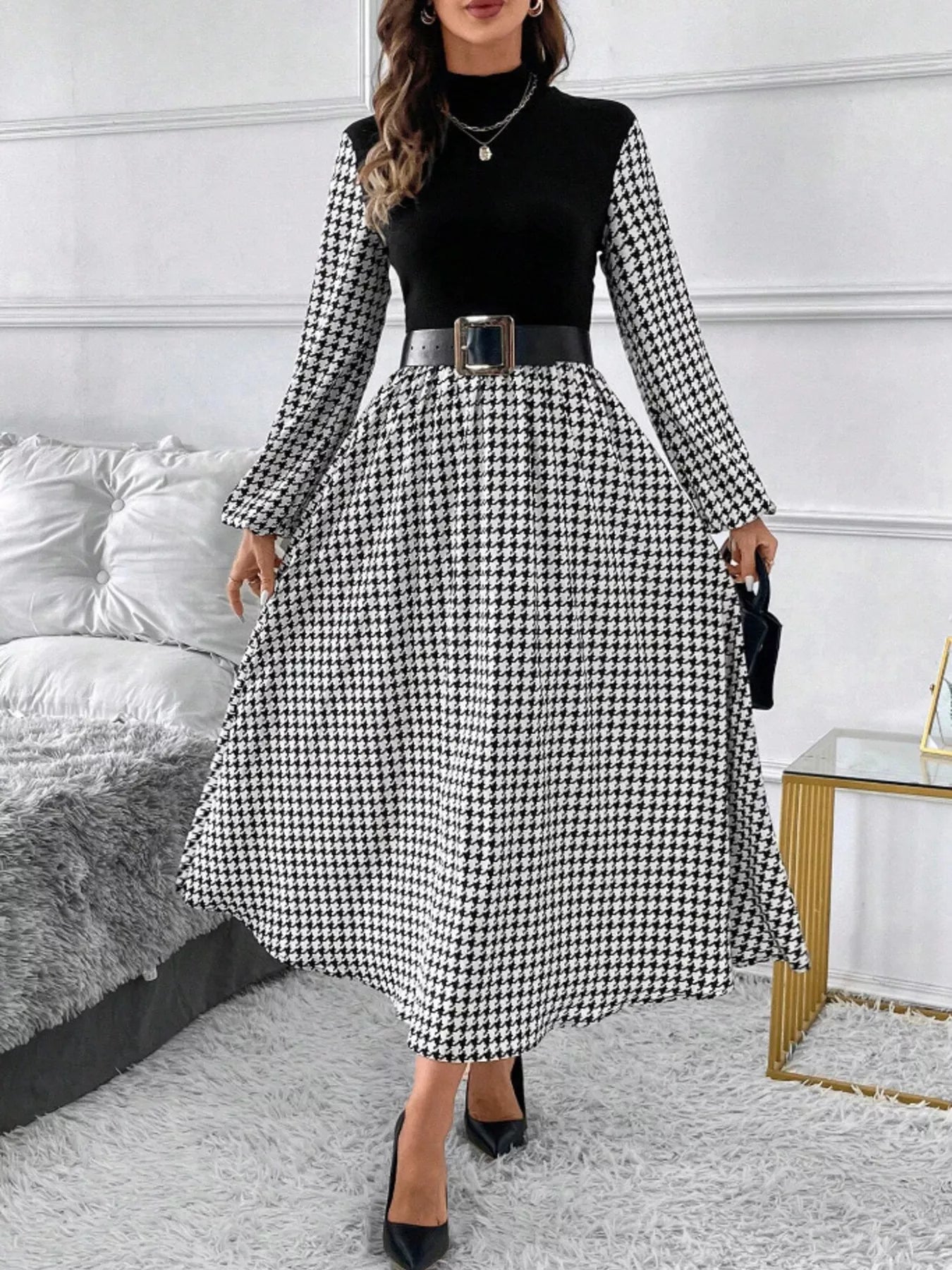 Robe trapèze motif pied-de-poule noir et blanc avec col montant mock neck, imprimé houndstooth classique, col haut ajusté, silhouette A-line évasée, vue de face montrant le motif vintage sophistiqué
