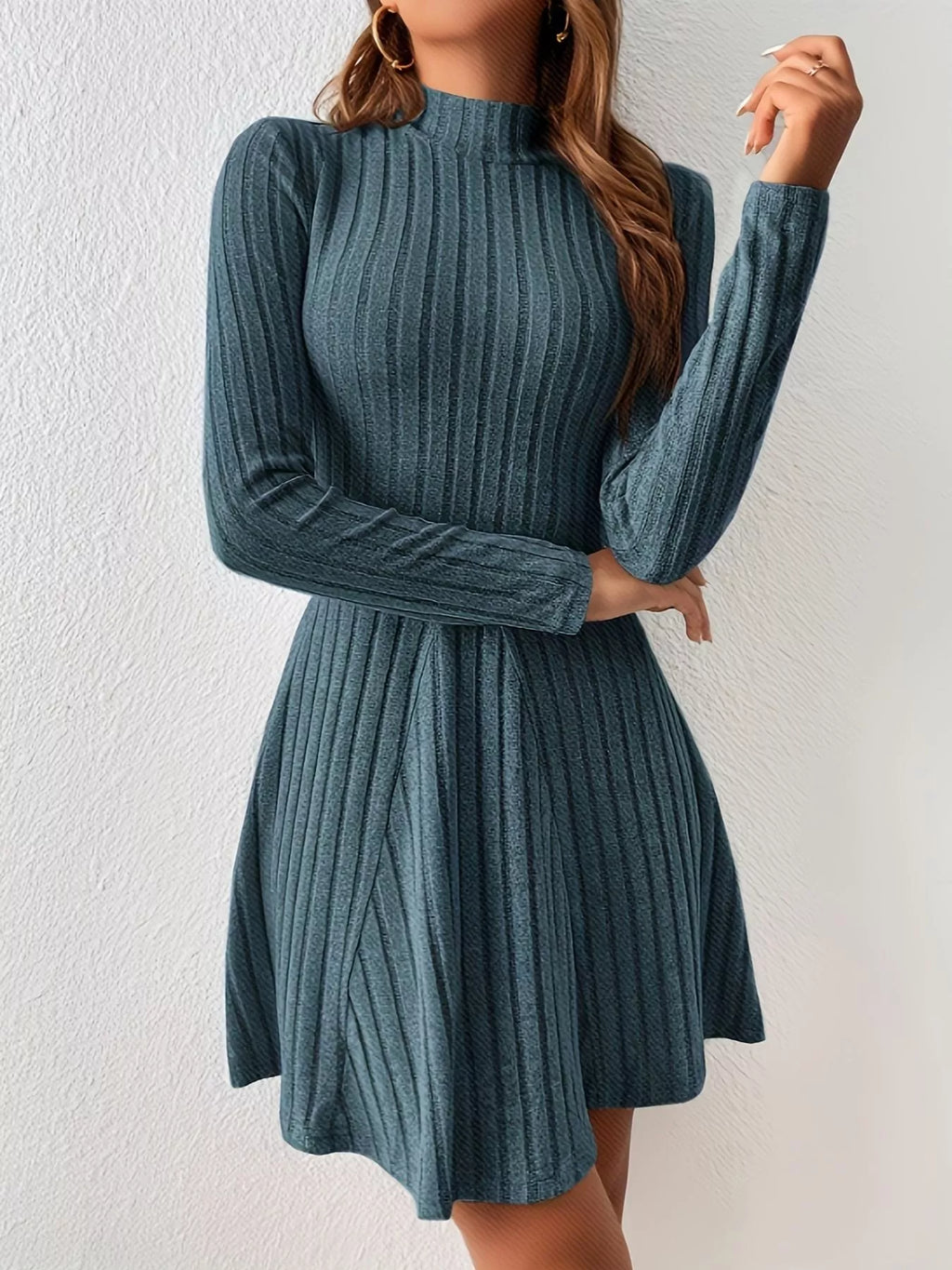 robe tricot côtelé col montant, texture nervurée verticale de dos, col roulé visible de dos, manches longues, silhouette pull élégante, style confortable de dos
